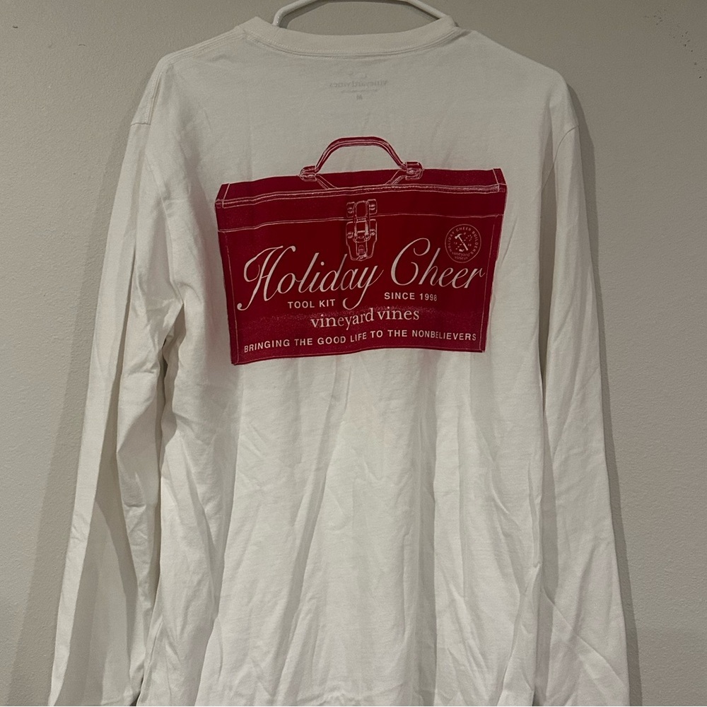 Vineyard Vines long‎ sleeve white T-shirt w/Christmas holiday trunk & logo in M.